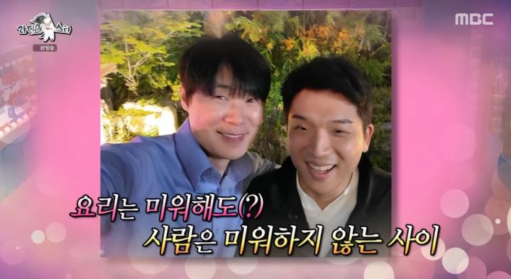 [서울=뉴시스] 지난 30일 방송된 MBC TV 예능물 '라디오스타'는 '흑백 글로벌좌 특집'으로 꾸며졌다. 사진은 최현석(왼쪽), 안성재 셰프. (사진=MBC TV 예능물 '라디오스타' 캡처) 2024.10.31. photo@newsis.com *재판매 및 DB 금지