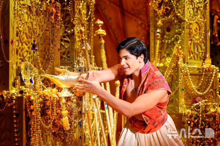 [서울=뉴시스] Adi Roy as Aladdin. Aladdin North American Tour. Photo by Deen van Meer. © Disney. photo@newsis.com *재판매 및 DB 금지