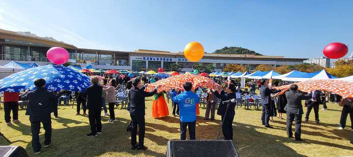 [광주=뉴시스] 빛고을노인건강타운이 지난 30일 오전 타운 야외 잔디광장에서 세대공감 페스티벌 행사를 진행하고 있다. (사진=빛고을노인건강타운 제공) 2024.10.31. photo@newsis.com *재판매 및 DB 금지