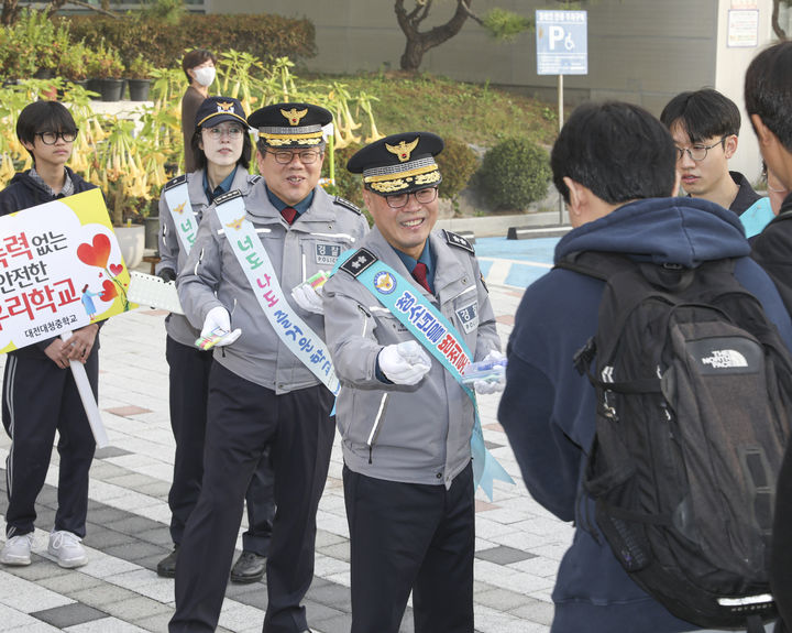 [대전=뉴시스] 31일 오전 대전 대덕구 대청중 정문에서 황창선 대전경찰청장이 학교 폭력 예방 캠페인을 벌이고 있다. (사진=대전경찰청 제공). 2024.10.31. photo@newsis.com *재판매 및 DB 금지