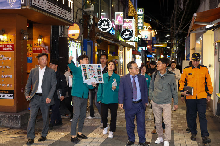 [대구=뉴시스] 대구시 중구가 시민들이 안전하게 핼러윈 데이 기간을 보낼 수 있도록 클럽골목 등에 인파 사고 예방을 위한 관계기관 합동 비상근무를 하고 있다. (사진=대구시 중구 제공) 2024.10.31. photo@newsis.com *재판매 및 DB 금지