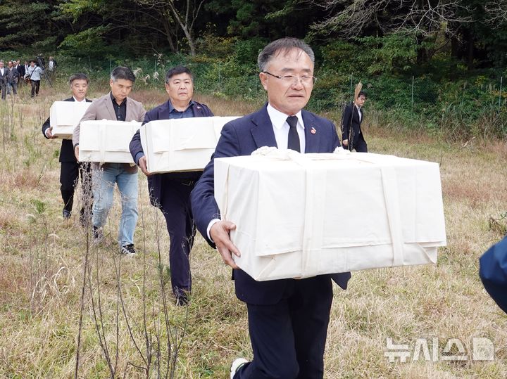 [제주=뉴시스] (맨 앞)김창범 제주4·3희생자유족회장 등이 31일 오후 제주시 애월읍 공초왓에서 거행된 제주4·3 희생자 운구 제례에서 유해를 운구하고 있다. 2024.10.31. oyj4343@newsis.com