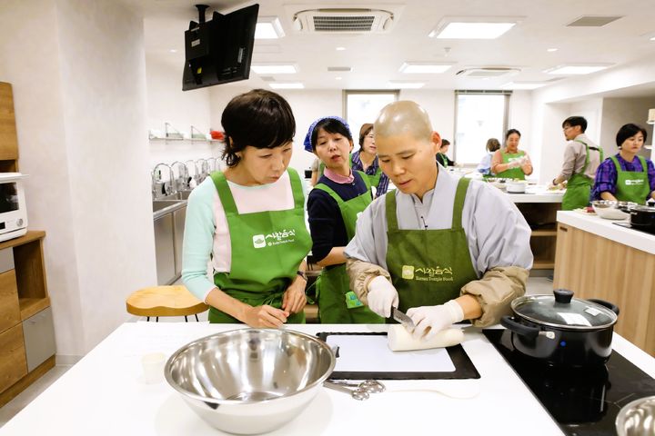 [서울=뉴시스] 한국불교문화사업단과 오사카 한국문화원이 일본 오사카에서 진행한 '한국 불교문화 체험주간' 행사 중 사찰음식 강의 (사진 =한국불교문화사업단 제공) 2024.10.31. photo@newsis.com *재판매 및 DB 금지