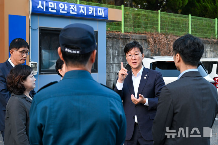 [안산=뉴시스] 이민근 안산시장이 31일 조두순이 새로 이주한 거주지 인근 초소를 찾아 안전지킴이와 경찰 등이 시민안전을 챙겨줄 것을 당부하고 있다.(사진=안산시 제공)2024.10.31.photo@newsis.com