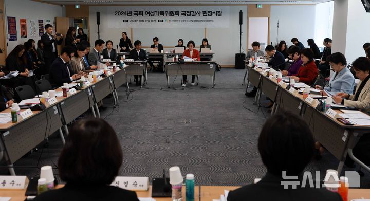 [서울=뉴시스] 고범준 기자 = 이인선 국회 여성가족위원회 위원장이 31일 오전 서울 중구 한국여성인권진흥원 디지털성범죄피해자지원센터에서 열린 2024 국회 여성가족위원회 국정감사 현장시찰에서 인사말을 하고 있다. 2024.10.31. bjko@newsis.com