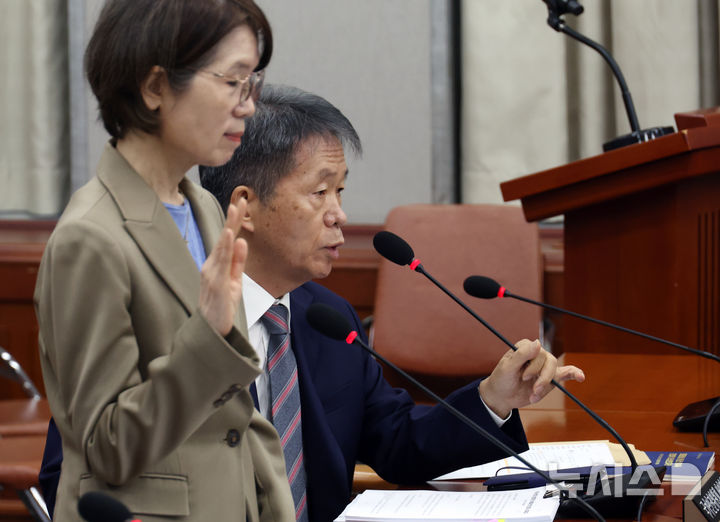 [서울=뉴시스] 고승민 기자 = 김용원 국가인권위원회 상임위원이 31일 서울 여의도 국회에서 열린 국회운영위원회의 국가인권위원회 등 국정감사에서 단체 증인선서를 '합동결혼식'에 비유하며 단독 증인선서 의사를 밝히고 있다. 2024.10.31. kkssmm99@newsis.com