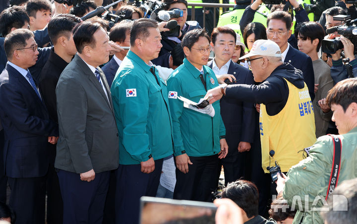 [파주=뉴시스] 이영환 기자 = 최성룡 납북자가족모임 대표가 31일 오전 경기 파주시 국립 6.25전쟁납북자기념관 앞에서 대북전단 살포 관련 기자회견을 앞두고 전단 살포 중단을 촉구하는 더불어민주당 윤후덕, 박정, 김주영, 이재강 의원 및 김경일 파주시장과 언쟁을 벌이고 있다. 2024.10.31. 20hwan@newsis.com