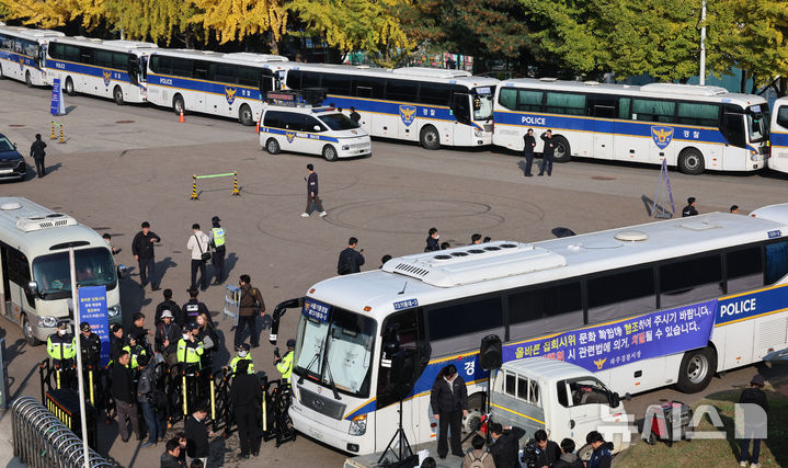 [파주=뉴시스] 이영환 기자 = 납북자가족모임이 대북 전단 살포 행사 개최를 앞둔 31일 오전 경기 파주시 국립 6.25전쟁납북자기념관 일대에서 경찰들이 통제를 하고 있다. 2024.10.31. 20hwan@newsis.com