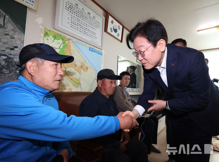 [인천=뉴시스] 전진환 기자 = 이재명 더불어민주당 대표가 31일 오전 인천 강화군 당산리마을회관에서 북한 대남방송 소음피해를 입은 지역 주민들과 간담회를 하기에 앞서 인사하고 있다. 2024.10.31. amin2@newsis.com