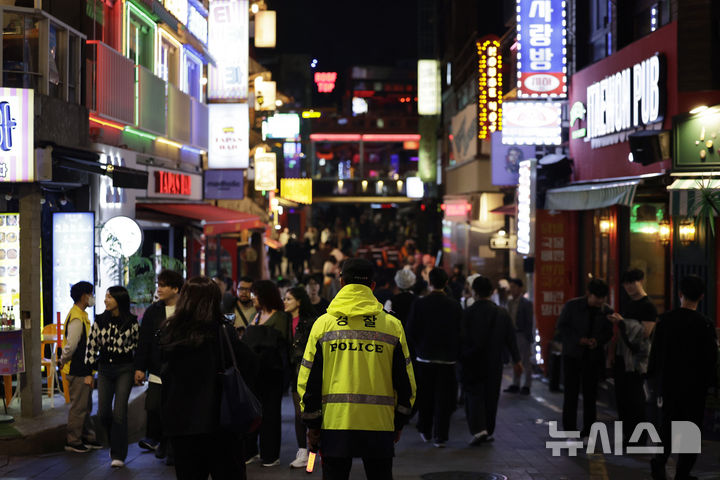 [서울=뉴시스] 최동준 기자 = 지난달 31일 서울 용산구 이태원 거리에서 경찰이 핼로윈데이 인파 안전관리를 하고 있다. 2024.10.31. photocdj@newsis.com