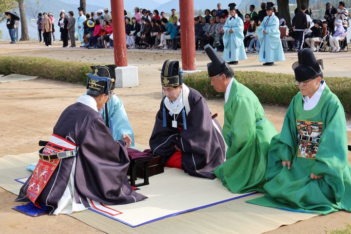 [양산=뉴시스] 안지율 기자 = 양산 가야진용신제의 국가무형유산 승격을 위한 현지조사에서 공개 시연 행사를 하고 있다. (사진=양산시 제공). 2024.11.01. photo@newsis.com *재판매 및 DB 금지