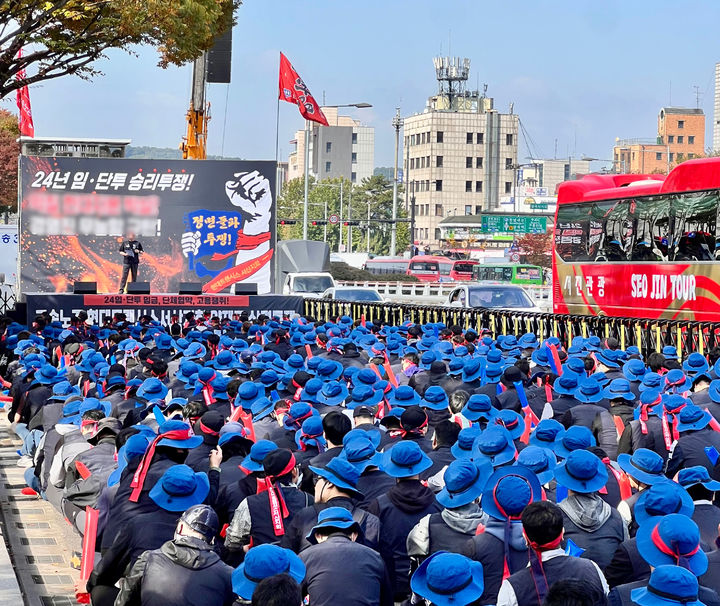 [서울=뉴시스] 지난 28일 현대트랜시스 노조원 등 1000여명이 현대차, 기아 양재사옥 앞에서 대대적인 집회를 진행하는 모습 (사진=독자 제공) 2024.11.1 photo@newsis.com *재판매 및 DB 금지