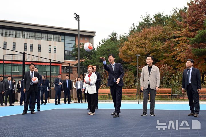 [안산=뉴시스] 임태희 경기도교육감, 이민근 안산시장, 김태훈 안산교육지원청 교육장 등이 1일 미래형 학교 운동장에서 공을 던지고 있다.(사진=안산시 제공)2024.11.01.photo@newsis.com