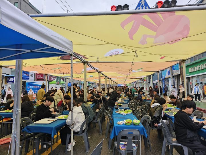 [구미=뉴시스] 구예지 기자=구미라면축제 내 시식장소에서 사람들이 푸드트럭 음식을 맛보고 있다. *재판매 및 DB 금지