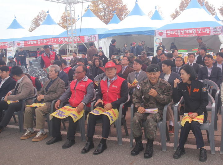 [홍천=뉴시스] 1일 강원 3대 사과 생산지인 홍천사과축제 개막식이 이날 오전 홍천읍 도시산림공원 토리숲에서 신영재 홍천군수, 박영록 군의장, 권혁동 11기갑 사단장, 김성운 홍천경찰서장, 전명준 홍천문화재단 이사장 등이 참석한 가운데 개막됐다. syi23@newsis.com *재판매 및 DB 금지