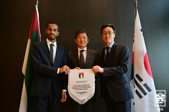 [서울=뉴시스] 아랍에미리트(UAE)축구협회와의 업무 협약. 왼쪽부터 모하메드 하잠 알 다헤리 UAE축구협회 사무총장, 정몽규 대한축구협회 회장, 전한진 경영본부장. (사진=대한축구협회 제공) *재판매 및 DB 금지