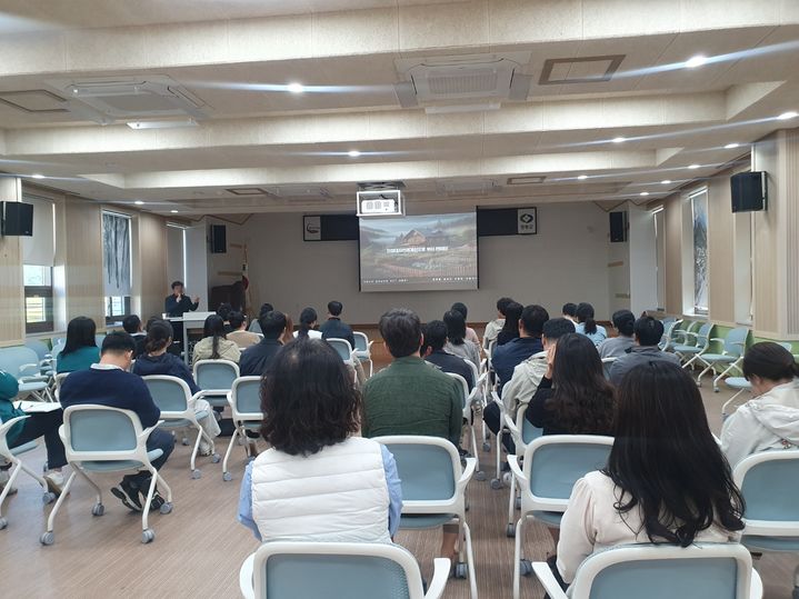 [영동=뉴시스] 1일 충북 영동군의 공무원 건축업무 역량 교육 모습. (사진=영동군 제공) 2024.11.1. photo@newsis.com *재판매 및 DB 금지