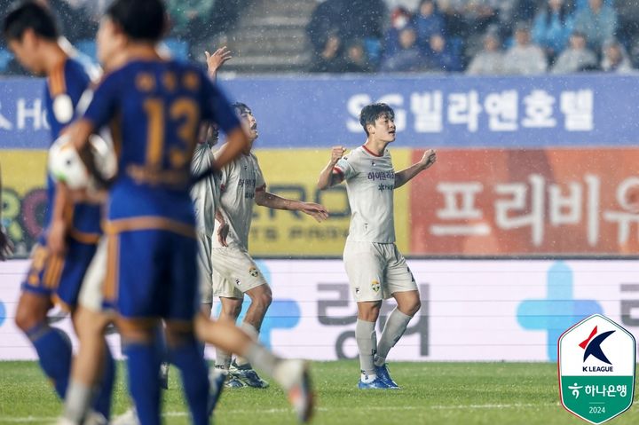 [서울=뉴시스] 프로축구 K리그1 강원 FC의 이상헌이 1일 울산종합운동장에서 열린 울산 HD와의 하나은행 K리그1 2024 36라운드 홈 경기에서 득점한 뒤 기뻐하고 있다. (사진=한국프로축구연맹 제공) *재판매 및 DB 금지