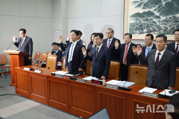 [서울=뉴시스] 고승민 기자 = 정진석 대통령비서실장 등 증인들이 1일 서울 여의도 국회에서 열린 운영위원회의 대통령비서실, 국가안보실, 대통령경호처 국정감사에서 증인선서를 하고 있다. 2024.11.01. kkssmm99@newsis.com