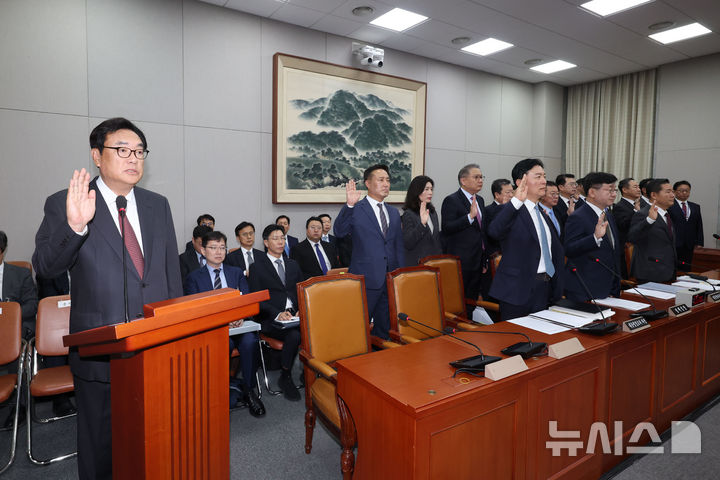 [서울=뉴시스] 권창회 기자 = 정진석 대통령실 비서실장이 1일 서울 여의도 국회에서 열린 운영위원회의 대통령비서실, 국가안보실, 대통령경호처 국정감사에서 증인선서를 하고 있다. 2024.11.01. kch0523@newsis.com