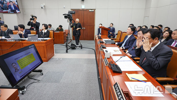 [서울=뉴시스] 권창회 기자 = 정진석 대통령실 비서실장이 1일 서울 여의도 국회에서 열린 운영위원회의 대통령비서실, 국가안보실, 대통령경호처 국정감사에서 명태균씨 녹취 관련 파일을 보고 있다. 2024.11.01. kch0523@newsis.com