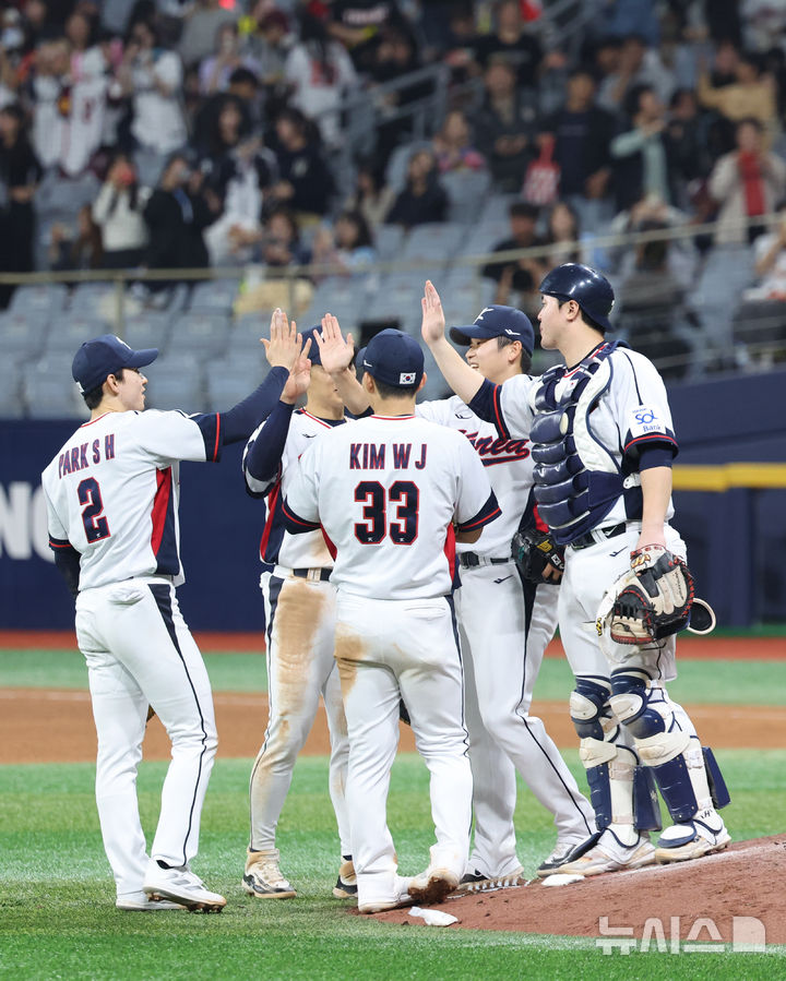 [서울=뉴시스] 김금보 기자 = 1일 서울 구로구 고척스카이돔에서 열린 2024 WBSC 프리미어12 한국 야구대표팀과 쿠바의 1차 평가전, 2-0으로 승리한 한국 선수들이 자축하고 있다. 2024.11.01. kgb@newsis.com