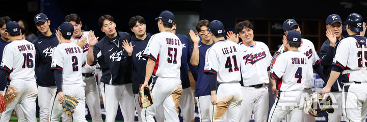 [서울=뉴시스] 김금보 기자 = 1일 서울 구로구 고척스카이돔에서 열린 2024 WBSC 프리미어12 한국 야구대표팀과 쿠바의 1차 평가전, 2-0으로 승리한 한국 선수들이 자축하고 있다. 2024.11.01. kgb@newsis.com