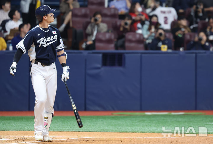 [서울=뉴시스] 김금보 기자 = 2일 서울 구로구 고척스카이돔에서 열린 2024 WBSC 프리미어12 한국 야구대표팀과 쿠바의 2차 평가전, 2회초 무사 주자없는 상황 한국 윤동희가 솔로홈런을 치고 타구를 바라보고 있다. 2024.11.02. kgb@newsis.com