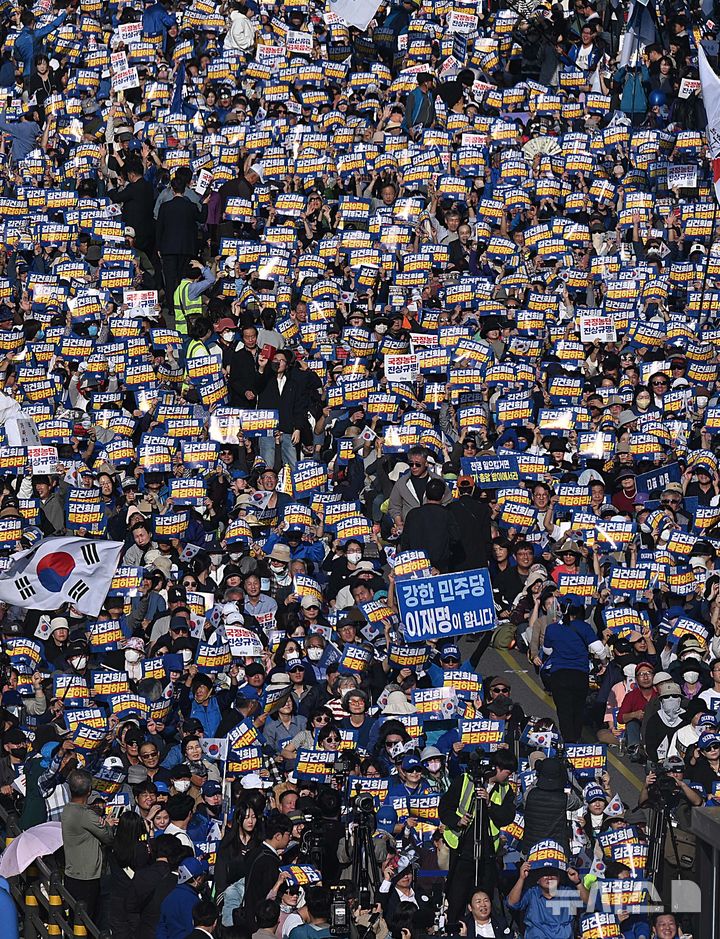 [서울=뉴시스] 홍효식 기자 = 2일 서울역 인근에서 더불어민주당 주최로 '김건희·윤석열 국정농단 규탄 및 특검 촉구 국민행동의 날' 집회가 열리고 있다. (공동취재) 2024.11.02. photo@newsis.com