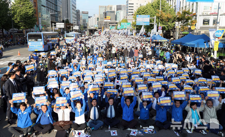 [서울=뉴시스] 홍효식 기자 = 이재명 더불어민주당 대표와 지도부를 비롯한 당원들이 지난 2일 서울역 인근에서 열린 '김건희·윤석열 국정농단 규탄 및 특검 촉구 국민행동의 날' 집회에서 손피켓을 들고 구호를 외치고 있다. (공동취재) 2024.11.02. photo@newsis.com