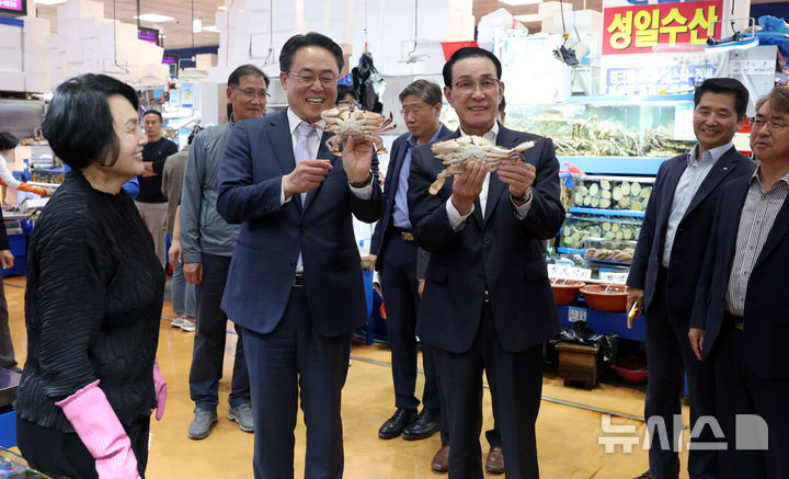 [서울=뉴시스] 김선웅 기자 = 강도형 해양수산부 장관과 노동진 수산업협동조합중앙회(수협) 회장이 2일 서울 동작구 노량진수산시장에서 수산대축제 참석 전 수산시장을 현황을 점검하며 시장상인들과 만나고 있다. 2024.11.02. mangusta@newsis.com