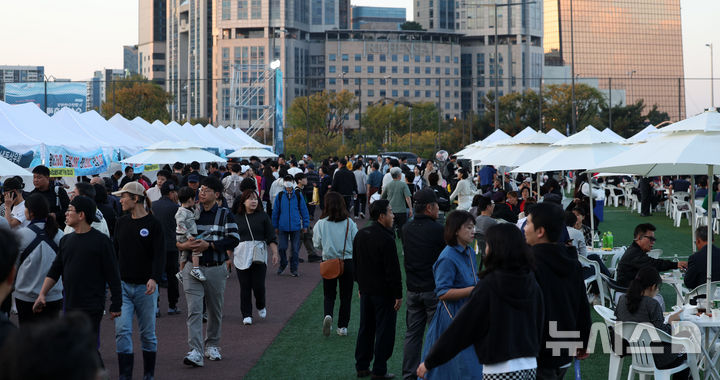 [서울=뉴시스] 김선웅 기자 = 2일 서울 동작구 노량진수산시장에서 2024 수산대축제가 열리고 있다. 2024.11.02. mangusta@newsis.com