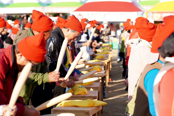 '2024 청송사과축제'에서 '꿀잼 사과 난타'가 열리고 있다. (사진=청송군 제공) *재판매 및 DB 금지