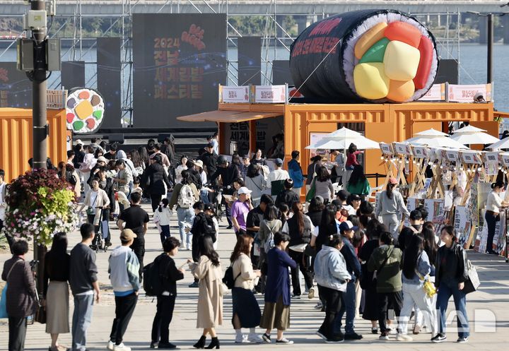 [서울=뉴시스] 김명년 기자 = 3일 오전 서울 영등포구 여의도한강공원 이벤트광장에서 열린 ‘전남 세계 김밥 페스티벌’이 방문객들로 붐비고 있다. 2024.11.03. kmn@newsis.com