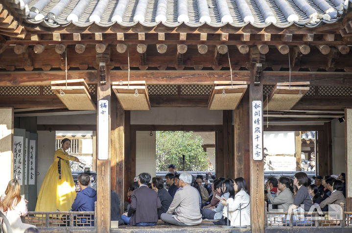 [서울=뉴시스] 정병혁 기자 = 3일 서울 중구 남산골한옥마을에서 열린 제2회 월드판소리페스티벌에서 판소리 공연이 펼쳐지고 있다. 2024.11.03. jhope@newsis.com