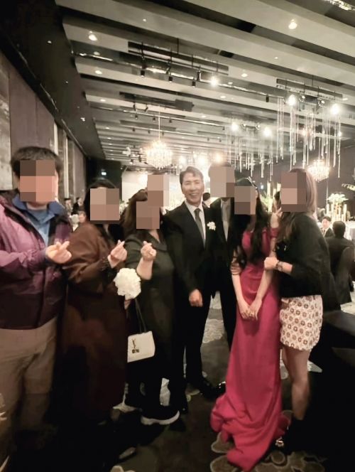 [서울=뉴시스]수행비서를 상습 성폭행한 혐의로 징역 3년 6개월을 선고받았던 안희정 전 충남지사가 칩거 2년 3개월 만에 모습을 보였다.(사진= 페이스북 ‘38선까지 안희정!’) *재판매 및 DB 금지