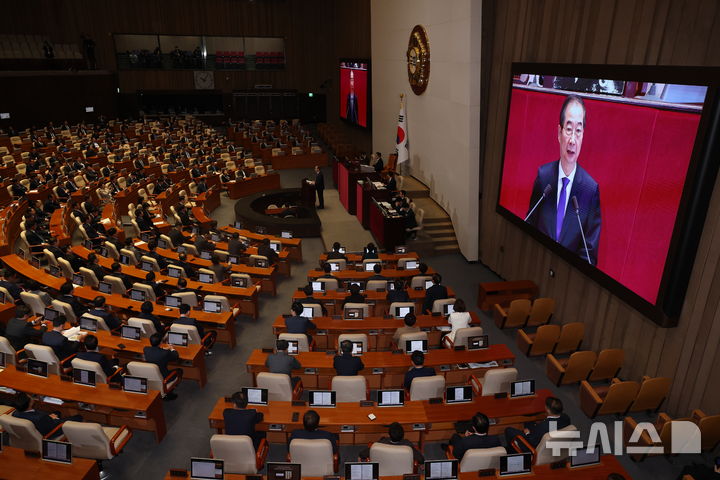 [서울=뉴시스] 고승민 기자 = 한덕수 국무총리가 4일 서울 여의도 국회에서 열린 제418회 국회(정기회) 제11차 본회의에서 2025년도 예산안 및 기금운용계획안에 대한 정부시정연설을 하고 있다. 2024.11.04. kkssmm99@newsis.com