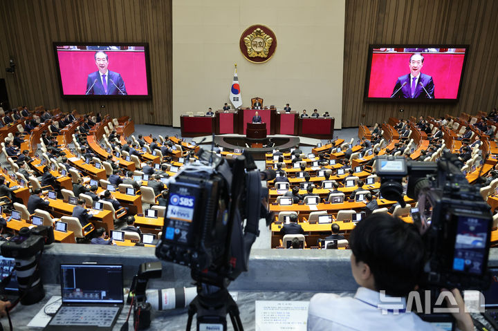 [서울=뉴시스] 권창회 기자 = 한덕수 국무총리가 4일 오전 서울 여의도 국회에서 열린 제418회 국회(정기회) 제 11차 본회의에서 2025년도 예산안 및 기금운용계획안에 대한 시정연설을 하고 있다. 2024.11.04. kch0523@newsis.com