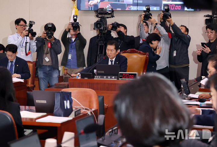 [서울=뉴시스] 고승민 기자 = 정청래 법세사법위원장이 4일 서울 여의도 국회에서 제418회 국회(정기회) 제15차 법제사법위원회 전체회의를 주재하고 있다. 2024.11.04. kkssmm99@newsis.com