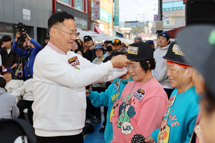 김재욱 군수가 수니와칠공주 할머니들에게 모자를 씌워주고 있다 (사진=칠곡군 제공) *재판매 및 DB 금지