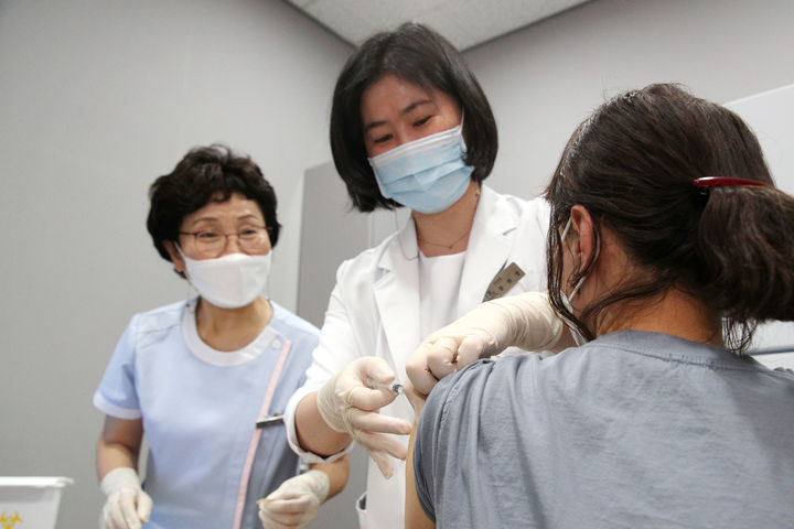 [ì°ì²­=ë´ìì¤]    ì‚°ì²êµ°ì² ì‚°ì²êµ° ì½”ë¡œë‚˜19 ë°±ì‹ ì˜ˆë°©ì 'ì¢… ìž ë£Œ ì‚¬ì§„ *ìž¬íŒ ë§ ¤ ë° DB ê¸ˆì§€ *ìž¬íŒ ë§¤ ë° DB ê¸ˆì§€