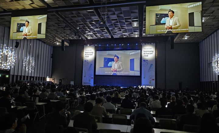 [서울=뉴시스]한종희 삼성전자 대표이사 부회장이 4일 열린 '삼성 AI 포럼 2024'에서 개회사를 하고 있다. (사진 = 삼성전자) 2024.11.05. photo@newsis.com *재판매 및 DB 금지