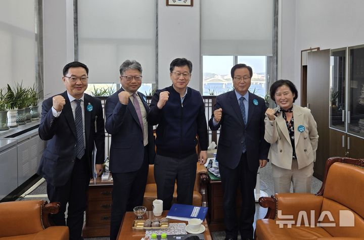 [완주=뉴시스] 유희태 완주군수는 국회를 찾아 예산결산위원회 소속 윤준병, 박정 의원과 지역구 안호영 의원을 비롯해 전북 연고 의원들을 잇달아 만나, 완주군 주요 사업이 내년 국가예산에 반영될 수 있도록 적극적인 지원을 요청했다. *재판매 및 DB 금지