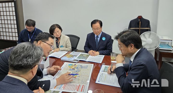 [완주=뉴시스] 유희태 완주군수는 국회를 찾아 예산결산위원회 소속 윤준병, 박정 의원과 지역구 안호영 의원을 비롯해 전북 연고 의원들을 잇달아 만나, 완주군 주요 사업이 내년 국가예산에 반영될 수 있도록 적극적인 지원을 요청했다.  *재판매 및 DB 금지