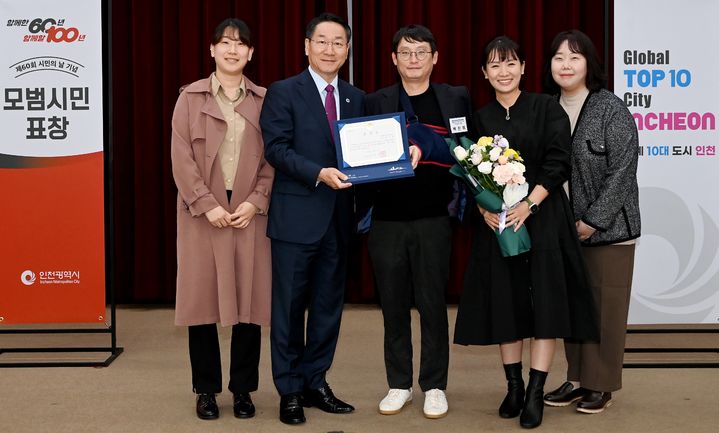 [인천=뉴시스] 인하대병원 백진휘(가운데) 권역응급의료센터장이 유정복 인천시장(왼쪽 두번째)과 모범시민 표창 수상 기념촬영을 하고 있다. 2024.11.0.5. photo@newsis.com *재판매 및 DB 금지