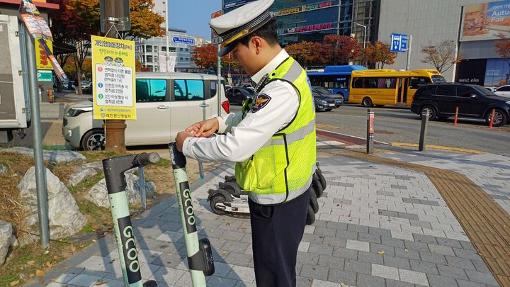 [대전=뉴시스] 대전 둔산경찰서가 최근 서구 일대에서 개인형이동장치 안전 이용 문화 확산과 교통 법규 준수를 위한 현장 단속과 홍보 활동을 벌였다. (사진=대전경찰청 제공) 2024.11.05. photo@newsis.com *재판매 및 DB 금지