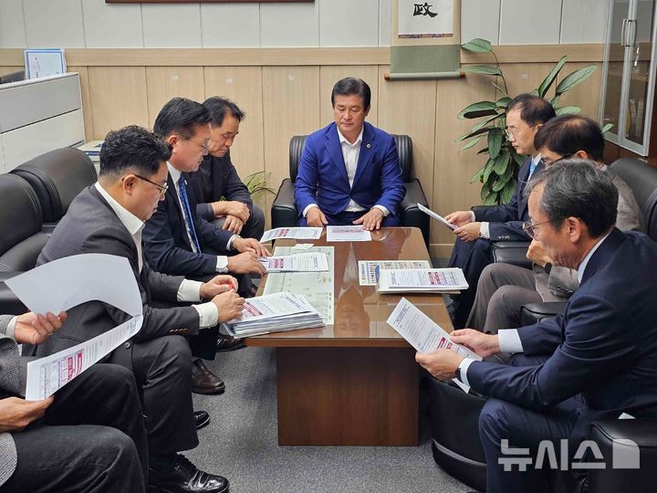 [전주=뉴시스] 전북자치도의회 최형열 기획행정위원장과 이병철 도의원, 전주대학교 박진배 총장, 이해원 산학부총장, 권수태 교육부총장, 전대성 교수와 전북자치도 특별자치교육협력국 박현규 국장, 교육협력추진단 이지형 단장 등이 지역 대학 관련 주요 현안에 대해 논의하고 있다. *재판매 및 DB 금지