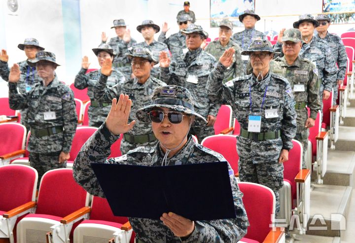 [청주=뉴시스] 서주영 기자 = 5일 충북 괴산군 청안과학화예비군 훈련장 안보교육관에서 열린 예비군훈련 체험 입소식에 참석한 '시니어 아미' 회원들이 선서를 하고 있다. 시니어 아미는 병력 부족을 해결하기 위해 은퇴한 노인들이 나서서 나라를 지키겠다는 취지로 설립된 국방부 사단법인이다. 2024.11.05. juyeong@newsis.com