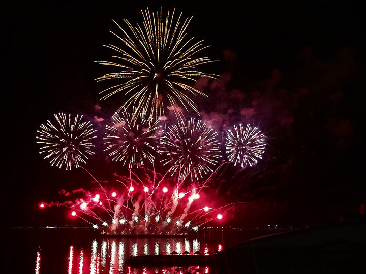 [여수=뉴시스] 가을 밤하늘 수놓은 2024 여수밤바다불꽃축제. (사진=여수시 제공) 2024.11.05. photo@newsis.com *재판매 및 DB 금지