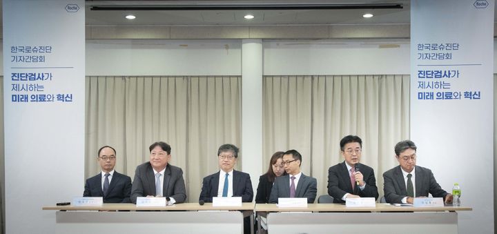 [서울=뉴시스] 5일 한국로슈진단은 서울 코엑스에서 '진단검사가 제시하는 미래 의료와 혁신'을 주제로 기자간담회를 열었다. (사진=한국로슈진단 제공) 2024.11.05. photo@newsis.com *재판매 및 DB 금지